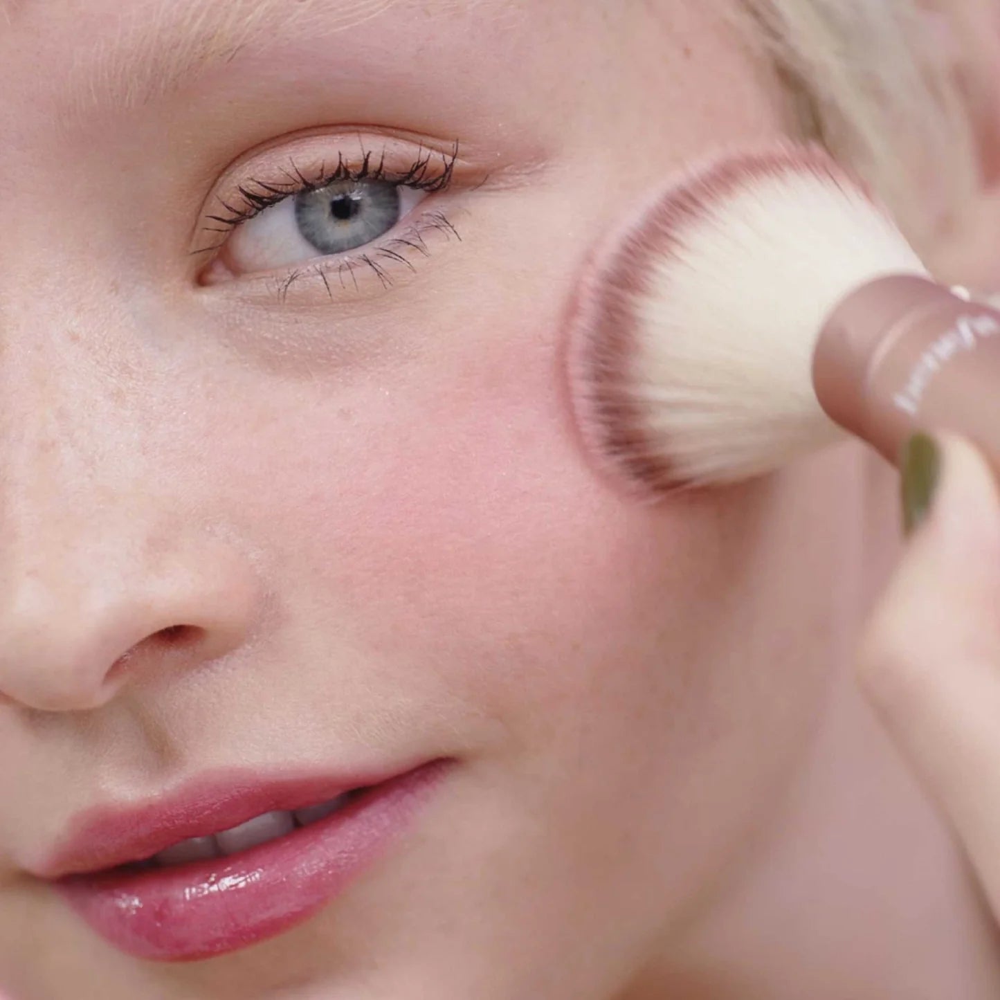 Benefit - Multitasking Cheek Brush for Powder Blush, Bronzer & Highlighter